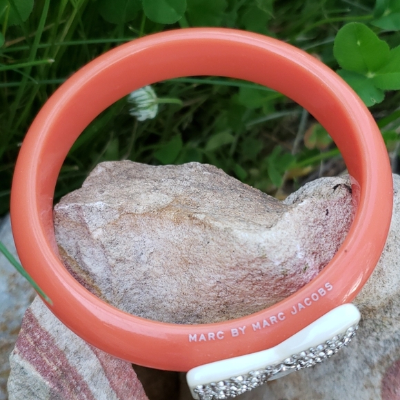 Authentic Marc Jacob Acrylic Peach Sorbet Rhinestone Bow Acrylic Bangle Bracelet - Picture 14 of 15
